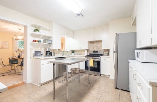 North Loop Casa | Mid-Century Bungalow in Hyde Park
