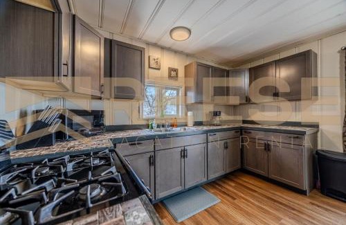Lake Ozark Casa | Mid-Century Cabin