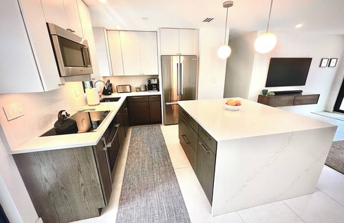 Central Corals Casa | Mid-Century Coastal Paradise