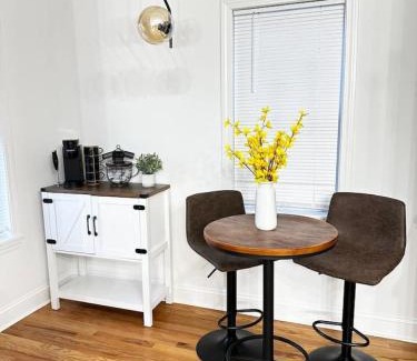 Fitchburg Apartamento | Mid-Century Comfort & Style