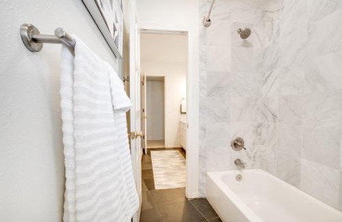 Westcliff and Cambridge Casa | Mid-Century Escape 7 BR Sleeps 22 Hot Tub & Games
