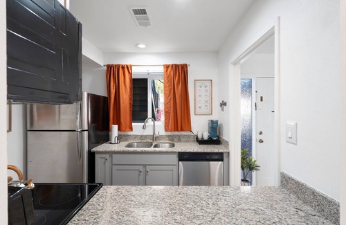 Fashion Square Condominio | Mid-Century Escape by Old Town