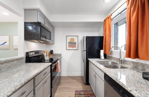 Fashion Square Condominio | Mid-Century Escape by Old Town