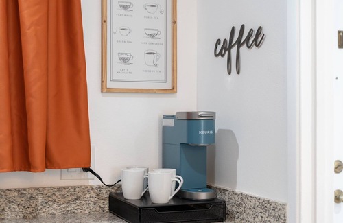 Fashion Square Condominio | Mid-Century Escape by Old Town