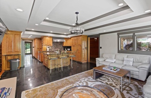 South Pittsburg Casa | Mid-Century Estate - Home/Loft - Hot Tub/Game Room