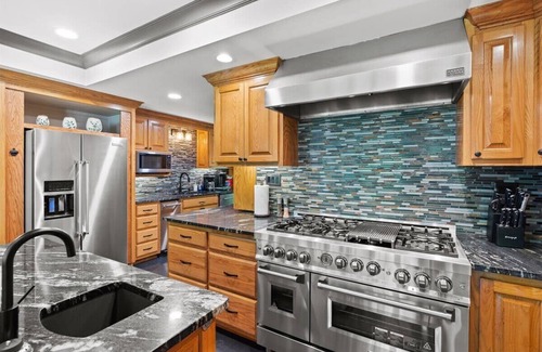 South Pittsburg Casa | Mid-Century Estate - Home/Loft - Hot Tub/Game Room