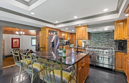 South Pittsburg Casa | Mid-Century Estate - Home/Loft - Hot Tub/Game Room