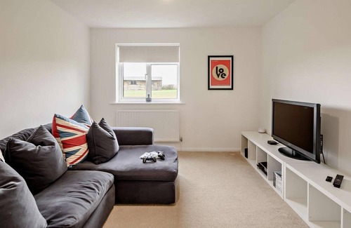 Ipswich Casa | Mid-century Farmhouse on the Edge of Alton Water in Peaceful Suffolk Countryside