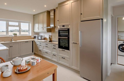 Ipswich Casa | Mid-century Farmhouse on the Edge of Alton Water in Peaceful Suffolk Countryside