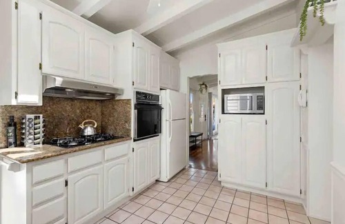 East San Mateo Casa | Mid Century Garden View Home Parking