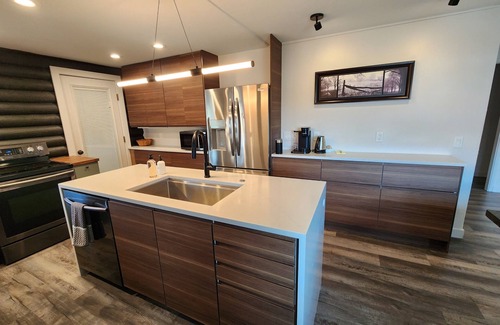 Gunnison Cabina | Mid Century Gem! Close to campus, downtown and bus stop. Clean and comfortable.