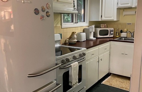 Willoughby Hills Casa | Mid Century Guest House on Wooded Lot