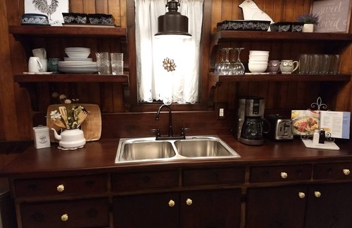 Twin Peaks Cabina | Mid-Century Hansel & Gretel - National Forest Adventure Pass