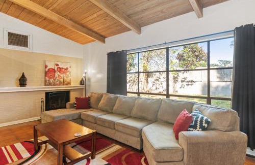 Gainesville Casa | Mid-century Home 2 miles to UF, Downtown, and Shands Plus Walk to Coffee Culture, Planet Fitness and Alfred A Ring Park