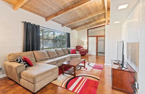 Gainesville Casa | Mid-century Home 2 miles to UF, Downtown, and Shands Plus Walk to Coffee Culture, Planet Fitness and Alfred A Ring Park