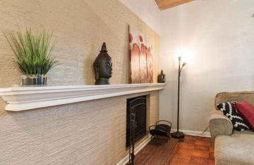 Gainesville Casa | Mid-century Home 2 miles to UF, Downtown, and Shands Plus Walk to Coffee Culture, Planet Fitness and Alfred A Ring Park