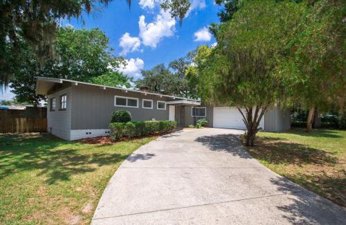 Gainesville Casa | Mid-century Home 2 miles to UF, Downtown, and Shands Plus Walk to Coffee Culture, Planet Fitness and Alfred A Ring Park