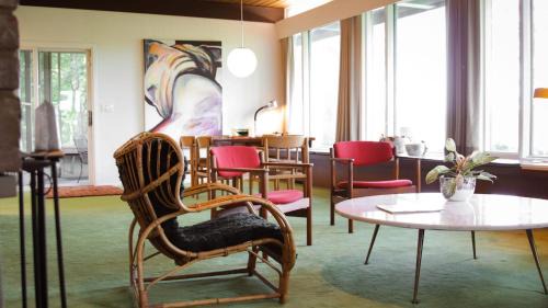 Plymouth Casa | Mid-Century Lakefront Haven Near Wayzata