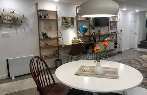 Black River Falls Apartamento | Mid-Century Modern on the River
