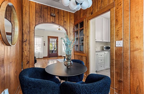 Seminole Heights Apartamento | Mid-Century Manor - close to Downtown and food spots