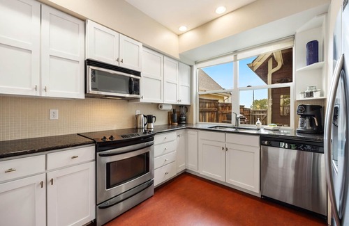 Old Town North Casa | Mid-century Mod Retreat near Old Town – Free Bikes