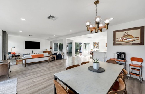 Thousand Oaks Casa | Mid-Century Modern Eichler Home - Lilian