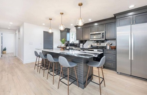 Veterans Park Casa | Mid Century Modern + 5min to Downtown + Walk to River + Hot Tub + Dog Friendly