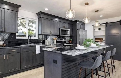 Veterans Park Casa | Mid Century Modern + 5min to Downtown + Walk to River + Hot Tub + Dog Friendly