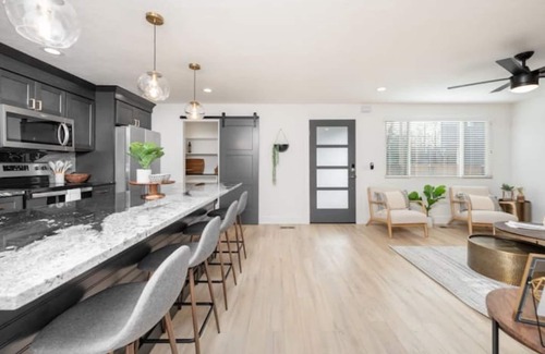 Veterans Park Casa | Mid Century Modern + 5min to Downtown + Walk to River + Hot Tub + Dog Friendly