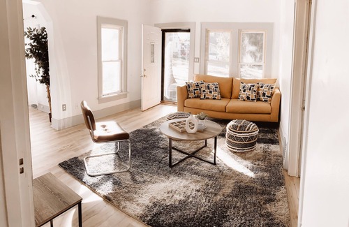 Des Moines Casa | Mid Century Modern Bungalow 5 mins to downtown 9 mins to DSM airport