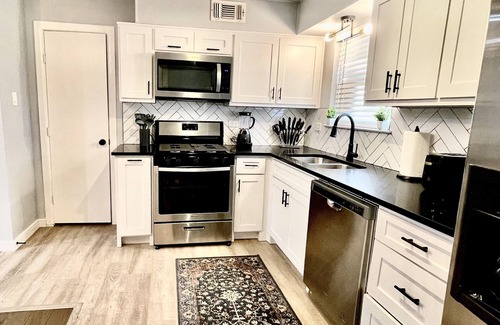 Lancaster Casa | Mid Century Modern Home 15 min to Dallas