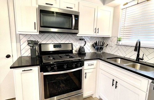 Lancaster Casa | Mid Century Modern Home 15 min to Dallas