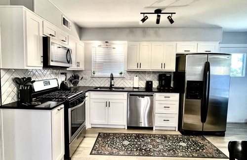 Lancaster Casa | Mid Century Modern Home 15 min to Dallas