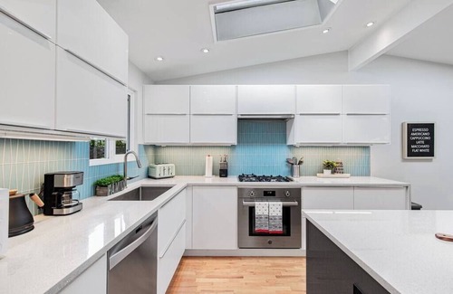 Redmond Casa | Mid-Century Modern Home - 3-Bedroom Rambler