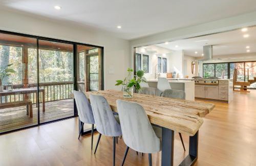 Sandy Springs Casa | Mid-Century Modern Luxe Retreat with Hot Tub and Decks