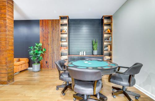 Sandy Springs Casa | Mid-Century Modern Luxe Retreat with Hot Tub and Decks
