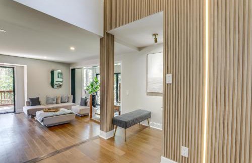 Sandy Springs Casa | Mid-Century Modern Luxe Retreat with Hot Tub and Decks