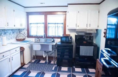 Moon Casa | Mid-century modern meets classic cape on the coast.