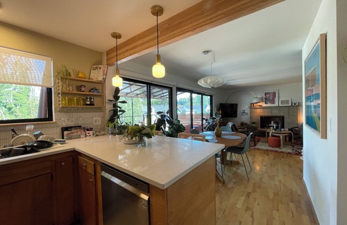 Seattle Metro Area Casa | Mid-Century Modern Oasis: Stylish 1BR Retreat