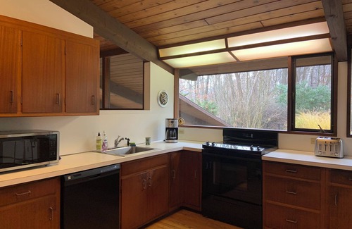 Storrs Casa | Mid-Century Modern Retreat