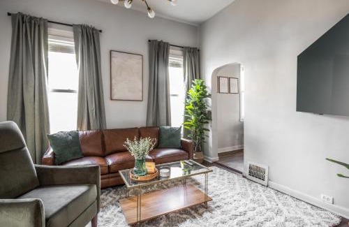 Little Italy Apartamento | Mid-Century Modern Retreat in Little Italy