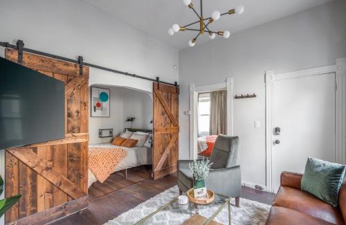 Little Italy Apartamento | Mid-Century Modern Retreat in Little Italy
