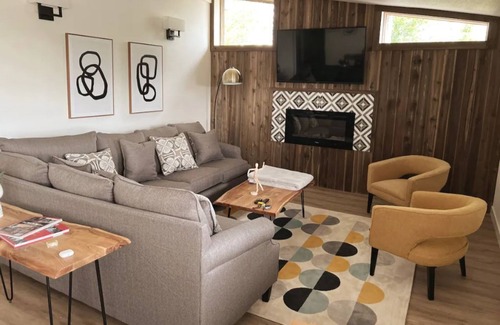 Harvey Park Casa | Mid-century modern style home in Harvey Park