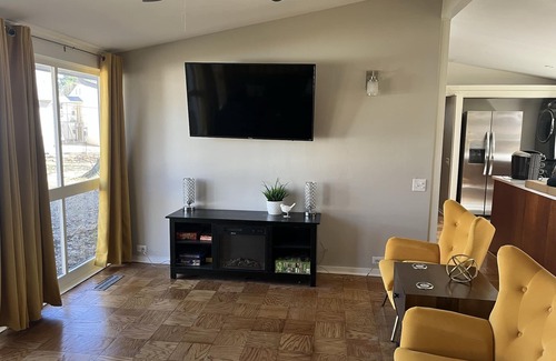 Jacksonville Casa | Mid Century Modern Cottage near Air Base and Hospital