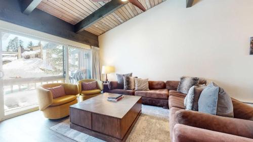 Mammoth Lakes Casa | Mid Century Modern Cabin #212 - Walk to Village