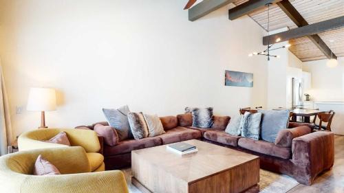 Mammoth Lakes Casa | Mid Century Modern Cabin #212 - Walk to Village