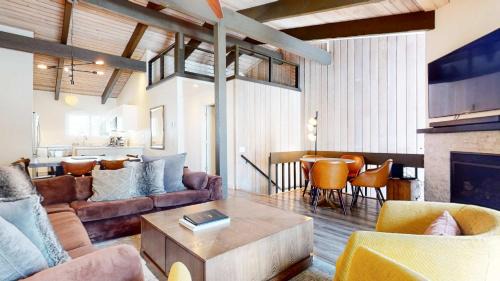 Mammoth Lakes Casa | Mid Century Modern Cabin #212 - Walk to Village