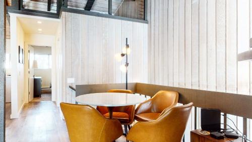Mammoth Lakes Casa | Mid Century Modern Cabin #212 - Walk to Village