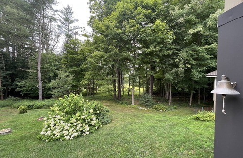 Williamstown Casa | Mid Century Modern home with distant views of Mount Greylock Summit.