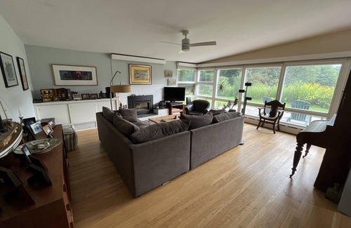 Williamstown Casa | Mid Century Modern home with distant views of Mount Greylock Summit.